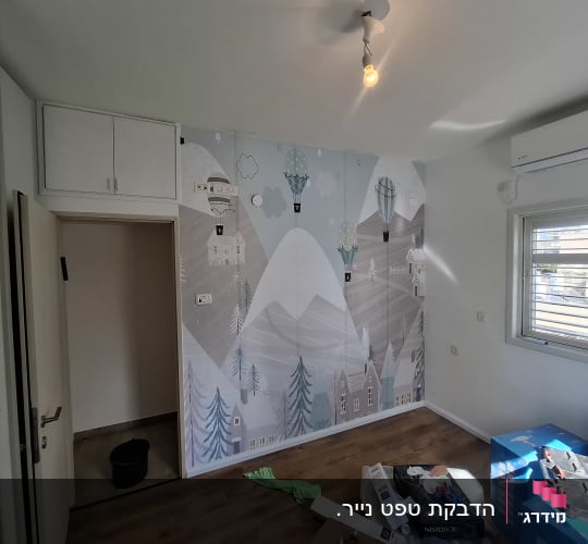 חדר עם טפט נוף הרים ובלונים פורחים על הקיר